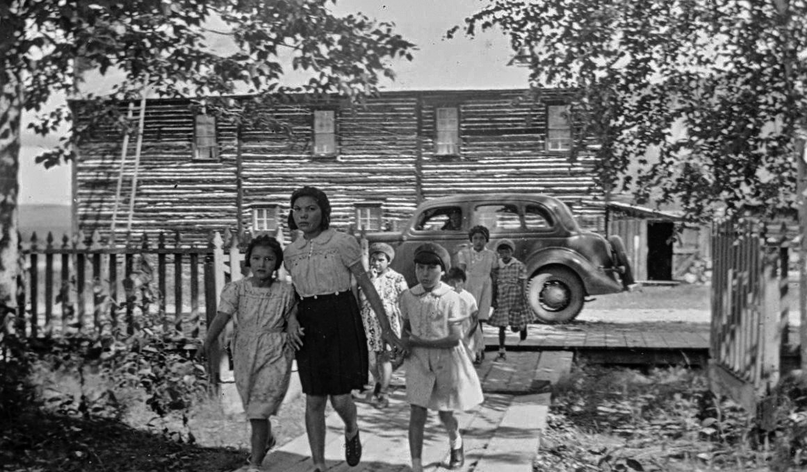 Métis children at the Dawson City, Yukon, residence. General Synod Archives, Anglican Church of Canada, P75-103-S8-264.