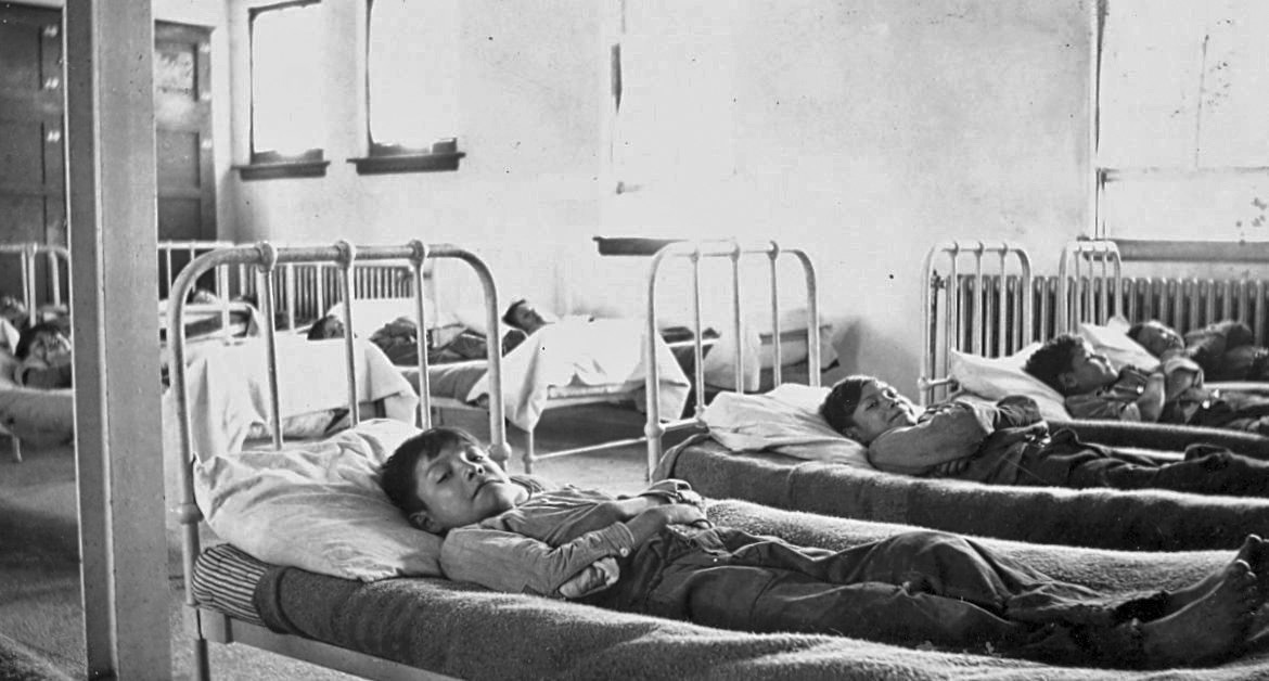 Old Sun’s, Alberta, dormitory. Diseases such as tuberculosis could spread quickly in crowded dormitories. General Synod Archives, Anglican Church of Canada, P75-103-S7-167.